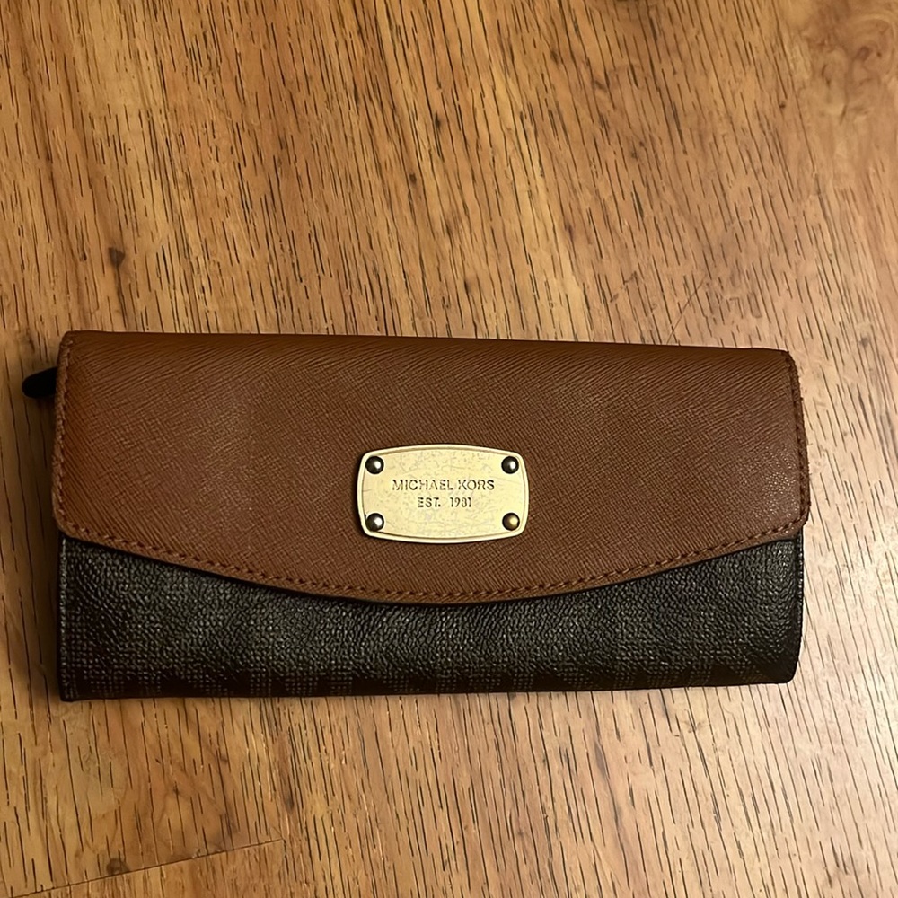 EUC Michael Kors Snap Wallet